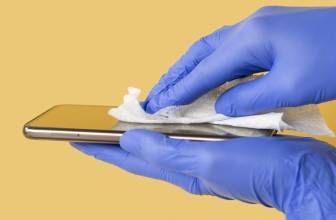 Puhelimen puhdistaminen