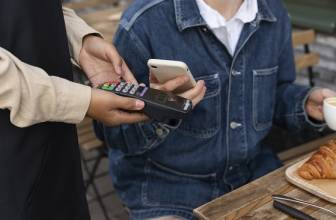 Puhelimella maksaminen